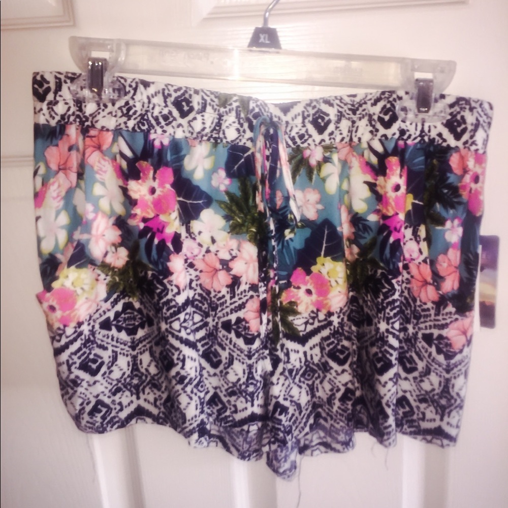 NWT Hawaiian styled Drawstring shorts.